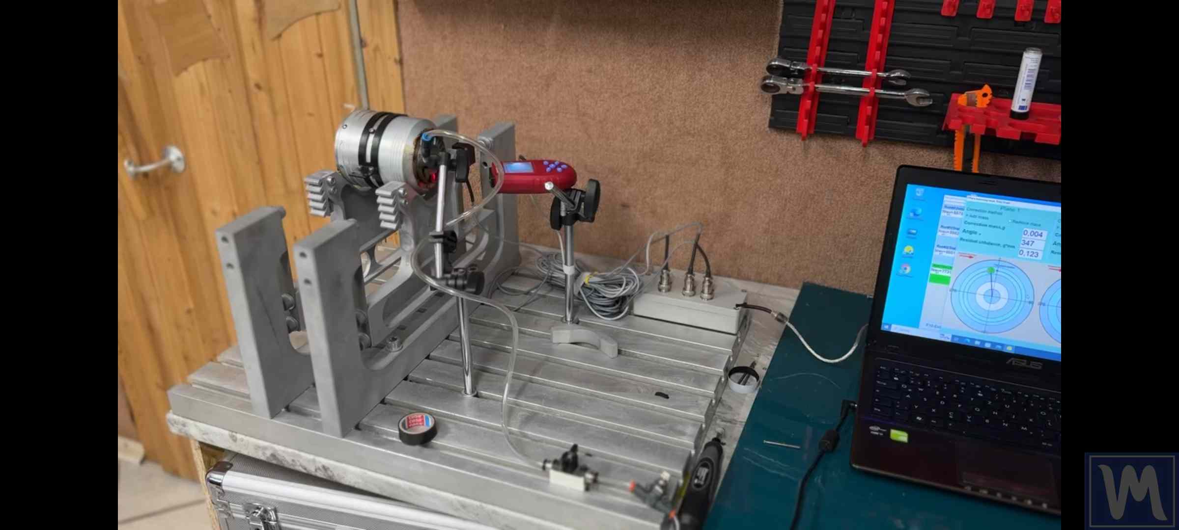 Rotor parní turbíny na vyvažovacím stroji v dílně